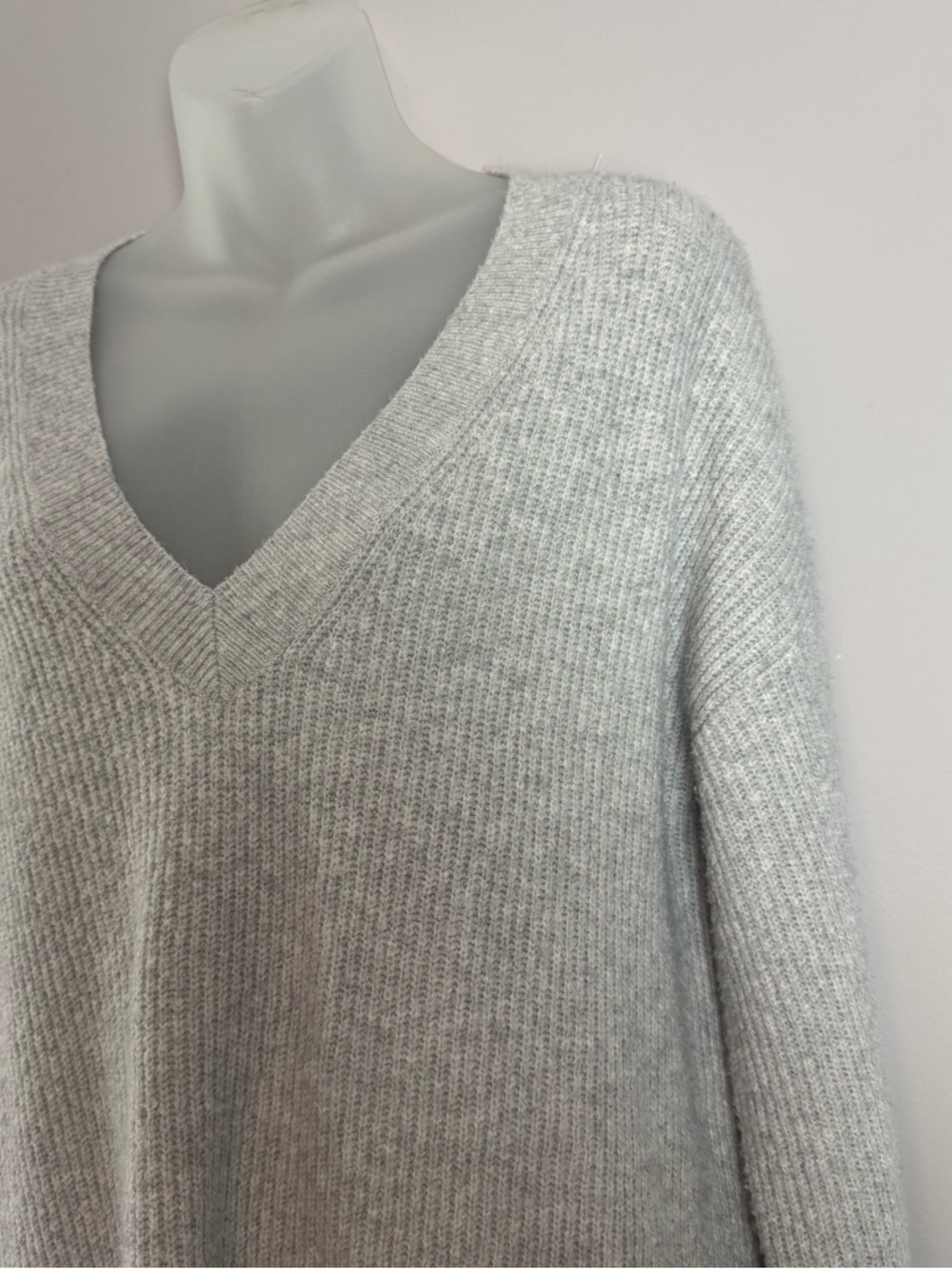 Halogen Light Gray Ribbed V-Neck Sweater Size Small - Picture 7 of 9